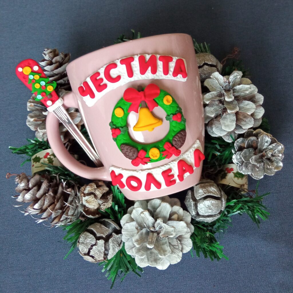 Коледна чаша и лъжичка с венец - ръчна изработка, полимерна глина